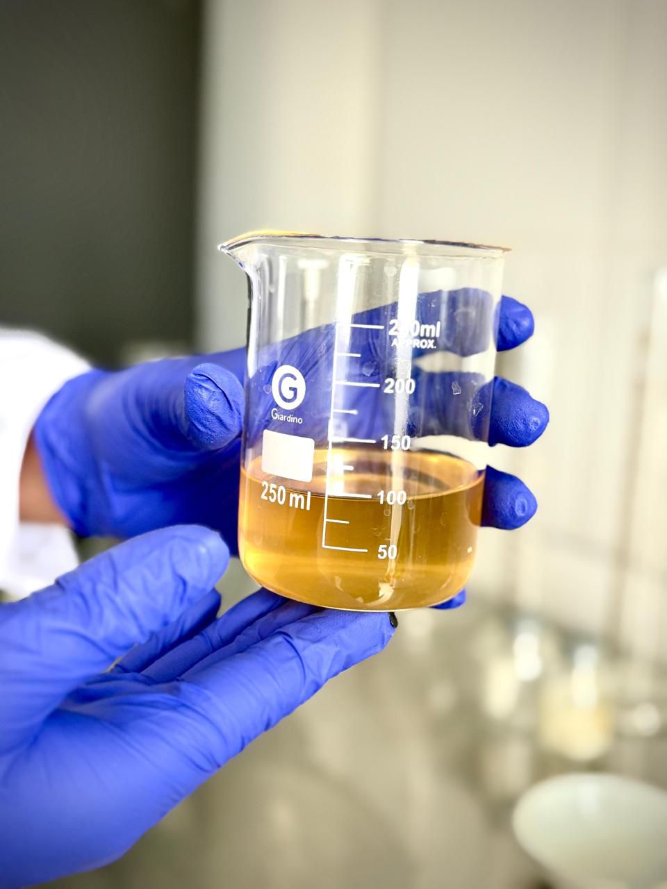 Laboratorio ambiental de alta tecnología con equipos modernos