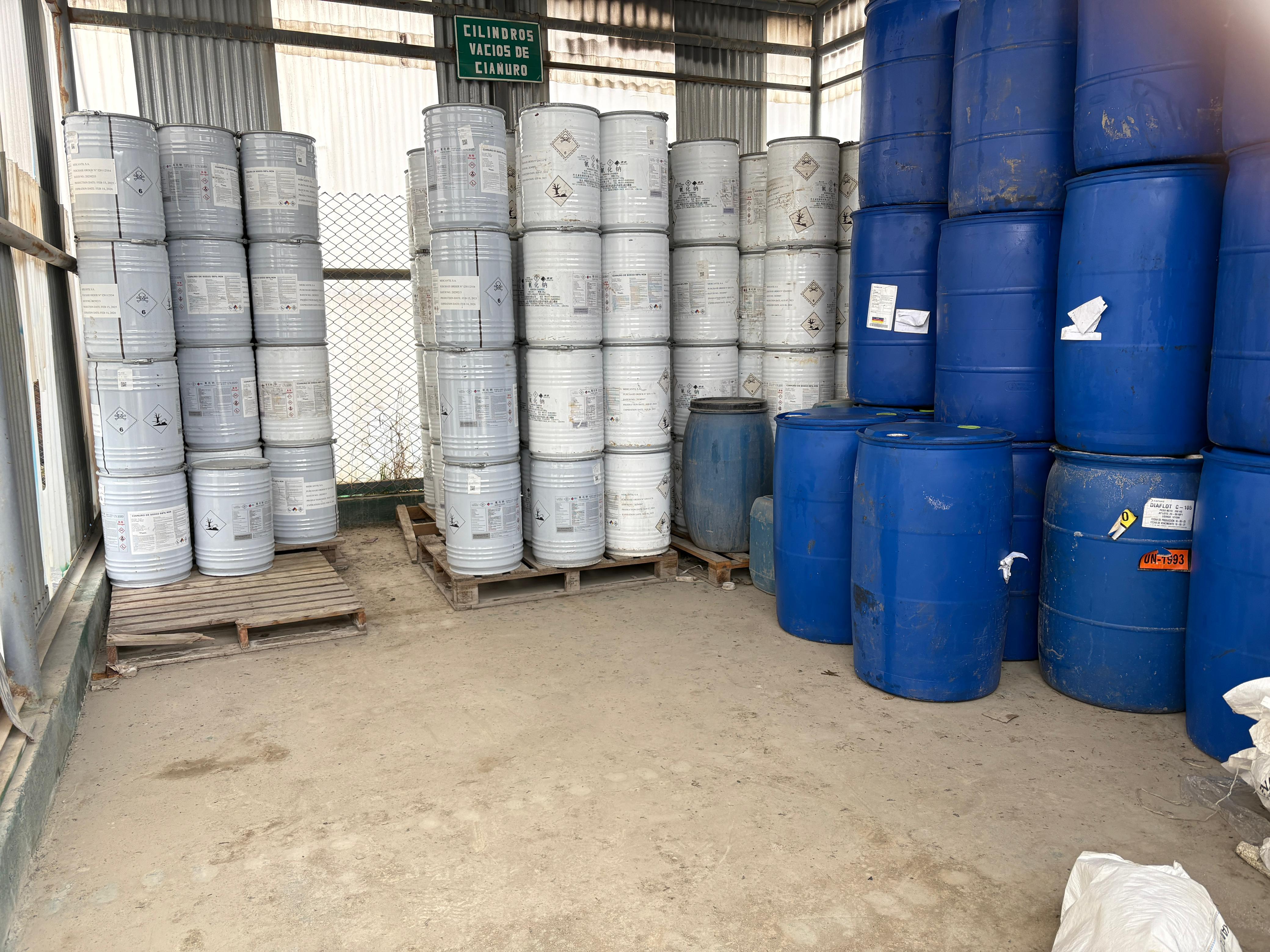 Procesamiento de contenedores metálicos en planta de reciclaje